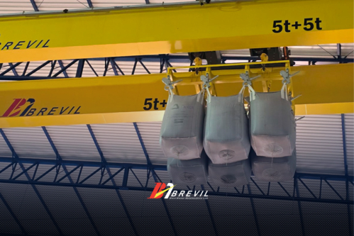 Como a ponte rolante pode ser utilizada na indústria de fertilizantes e grãos?
